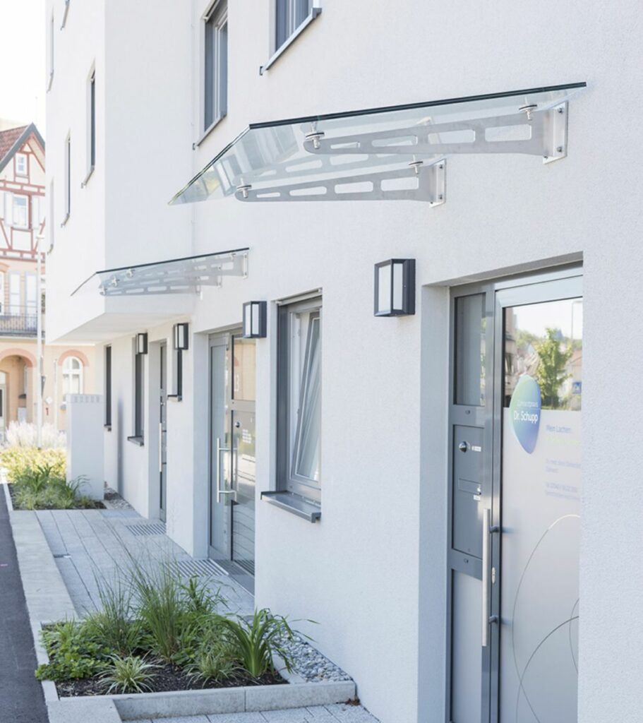 glasvordach, haustür, freitragend, vordach, vordächer, beleuchtung, hauseingang, terrasse, glas, edelstahl