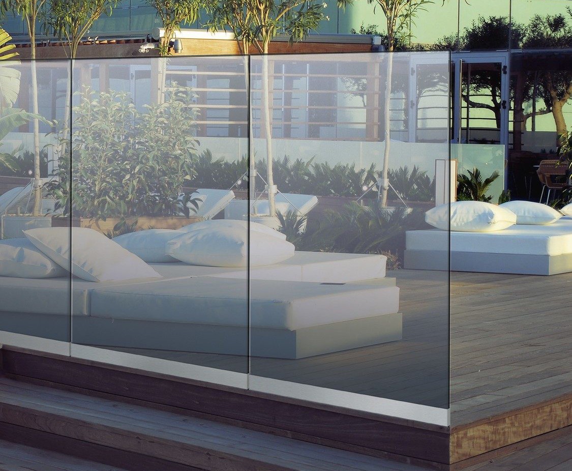 glas, sichtschutz, terrasse, windschutz, freistehend, balkon, milchglas, terrassen, garten, glastrennwand, trennwand, satiniert, sichtschutzwand, glasabtrennung, edelstahl, glaszaun, terrassenumrandung, windschutzwand, glasscheibe